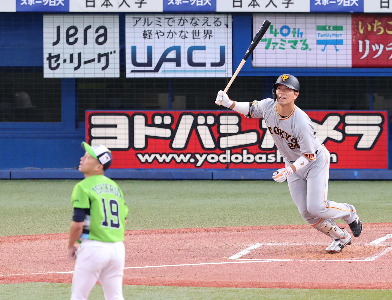 ヤクルト対巨人　2回表巨人2死一塁、先制の右越え2点本塁打を放つ大城。投手石川（撮影・河野匠）
