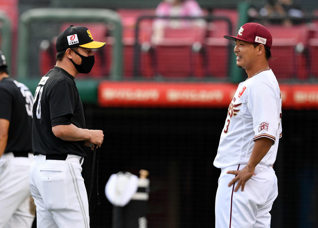 楽天対ソフトバンク　試合前練習でソフトバンク平石打撃コーチ（左）と話す楽天浅村（撮影・滝沢徹郎）