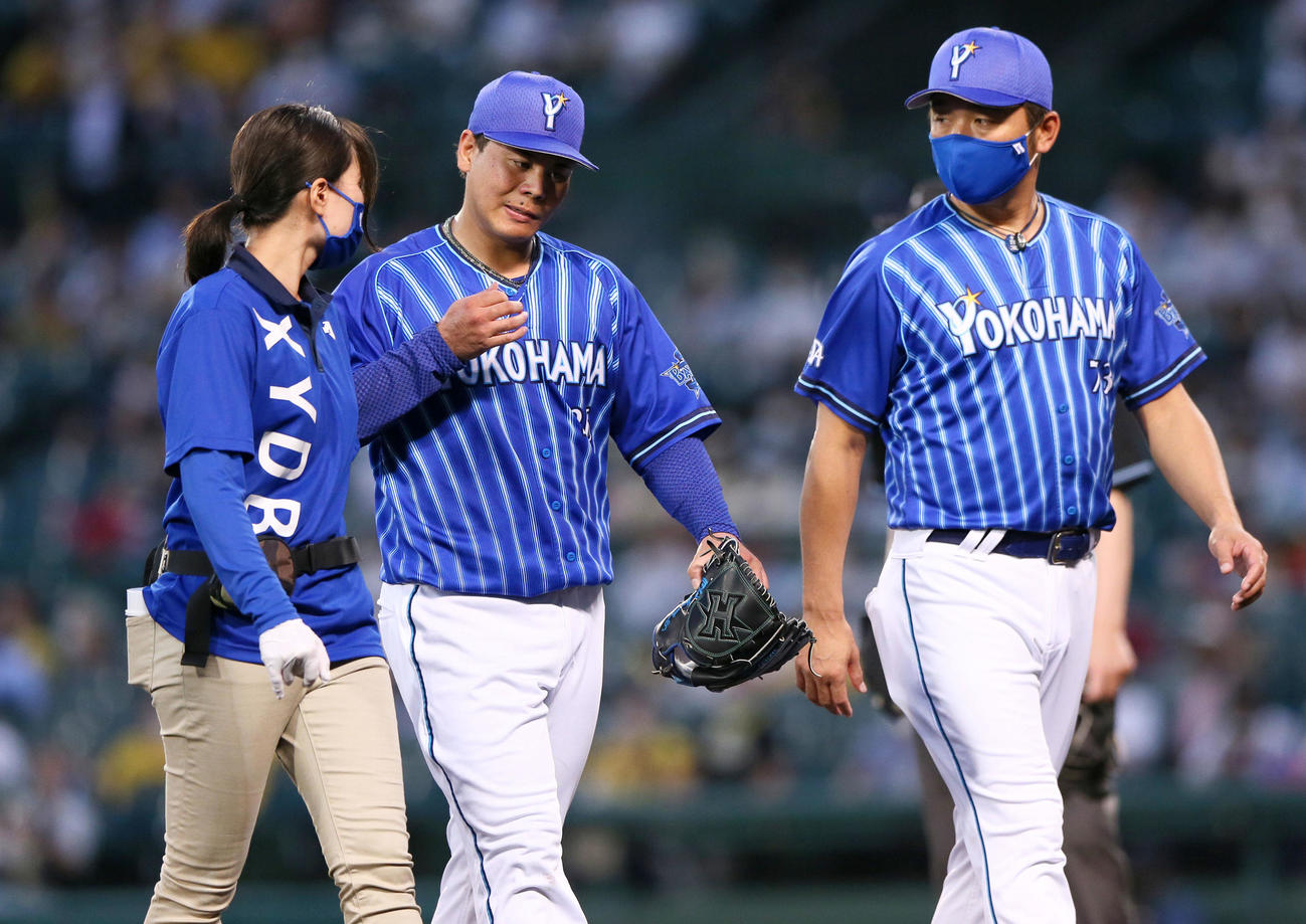 阪神対DeNA 5回裏阪神1死一塁、打者糸原健斗の時、浜口（中央）は手当でマウンドを降りベンチへ向かう（撮影・上山淳一）