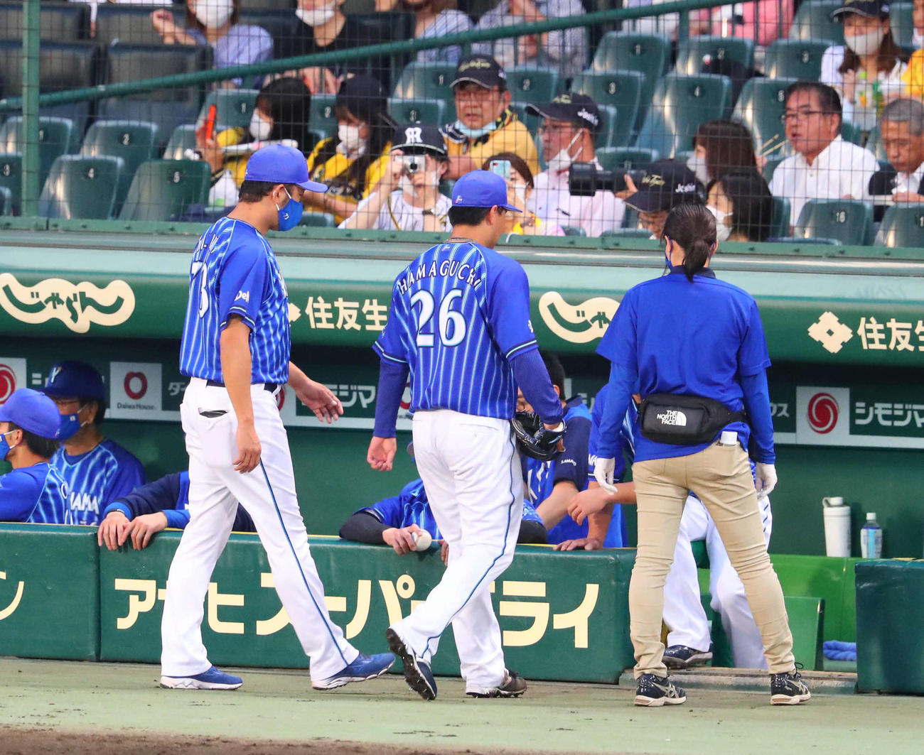 阪神対DeNA 5回裏阪神1死一塁、打者糸原の時、浜口（中央）は異常を訴え治療に戻る（撮影・宮崎幸一）