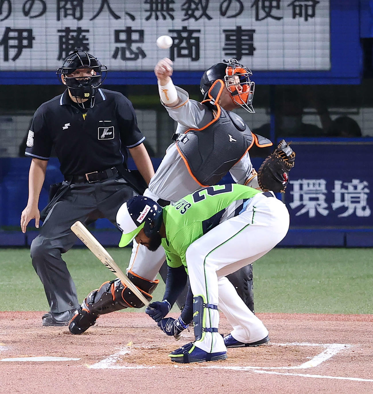 ヤクルト対巨人　7回裏ヤクルト1死一、二塁、村上の三盗を阻止する大城（撮影・河野匠）