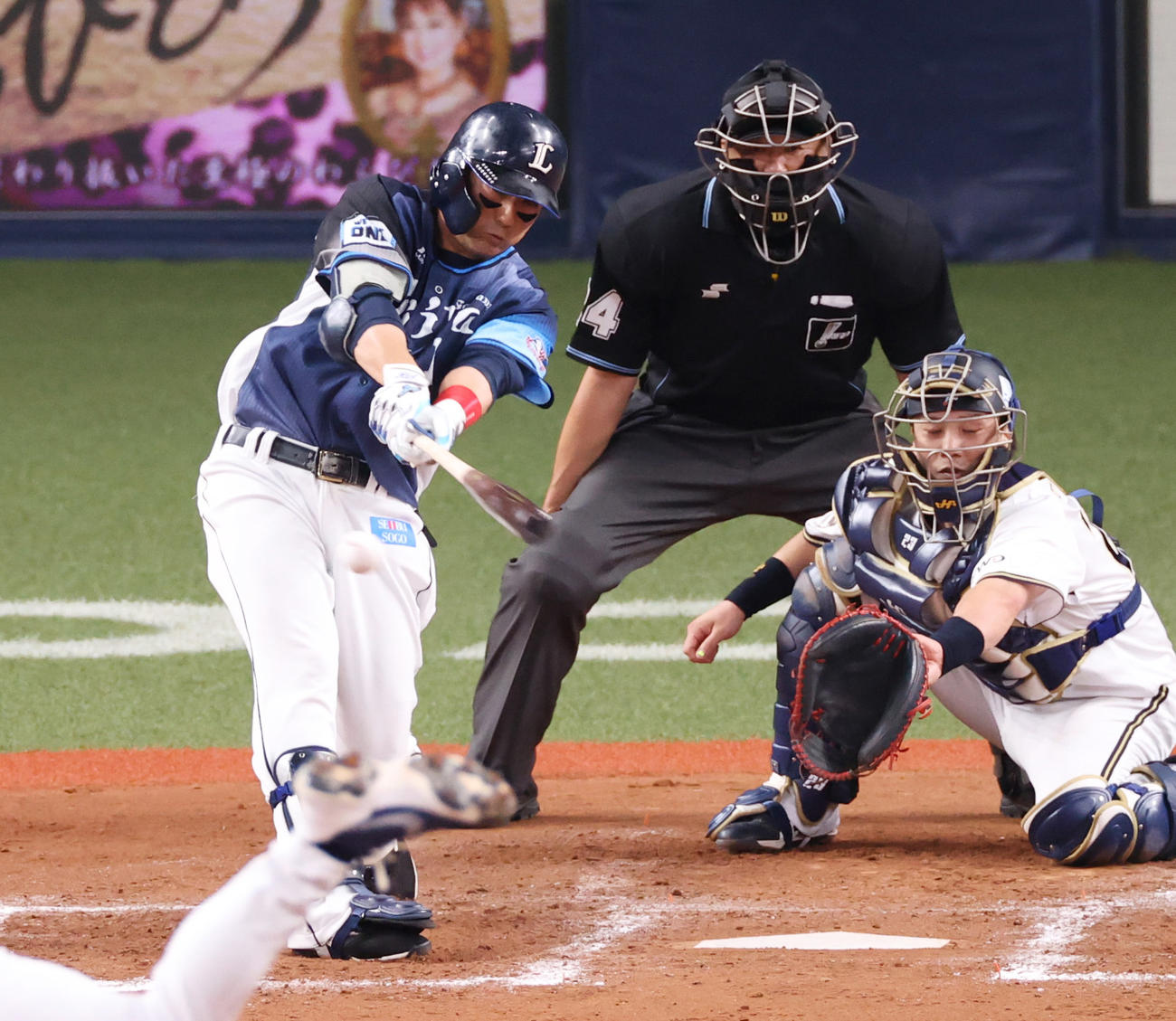 オリックス対西武　8回表西武2死一、二塁、右前へ同点適時打を放つ栗山（撮影・清水貴仁）