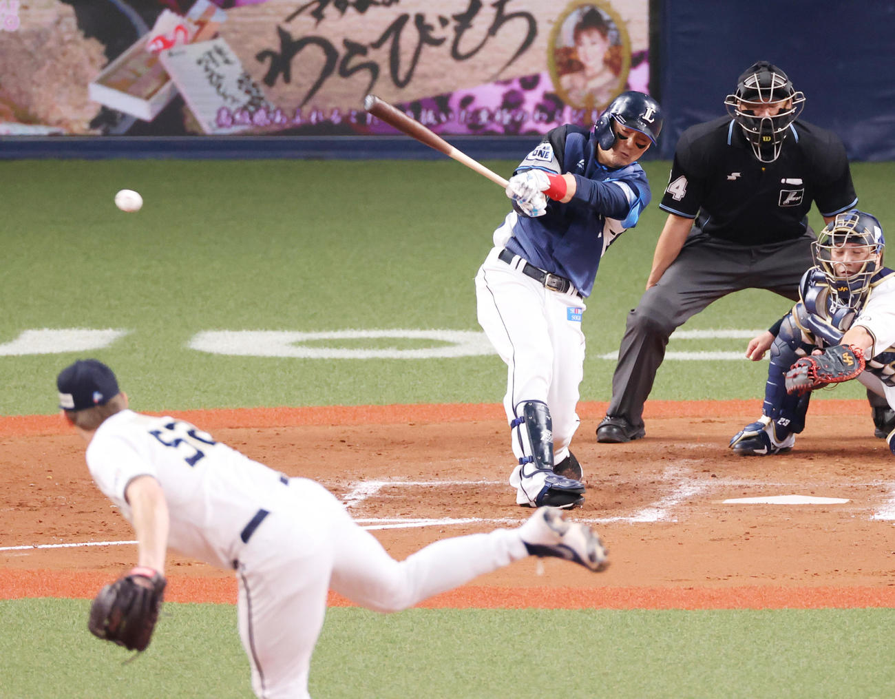 オリックス対西武　8回表西武2死一、二塁、右前へ同点適時打を放つ栗山（撮影・清水貴仁）