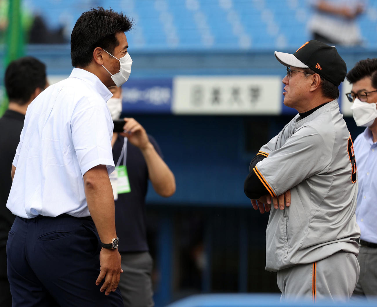 ヤクルト対巨人　試合前に談笑する稲葉監督（左）と原監督（撮影・狩俣裕三）