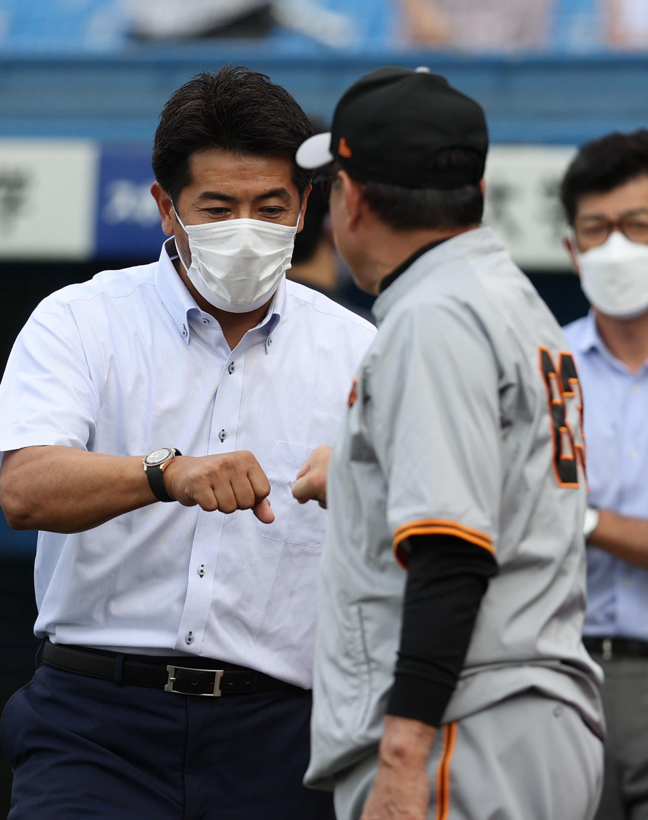 ヤクルト対巨人　試合前に、原監督（手前）とグータッチを交わす稲葉監督（撮影・狩俣裕三）