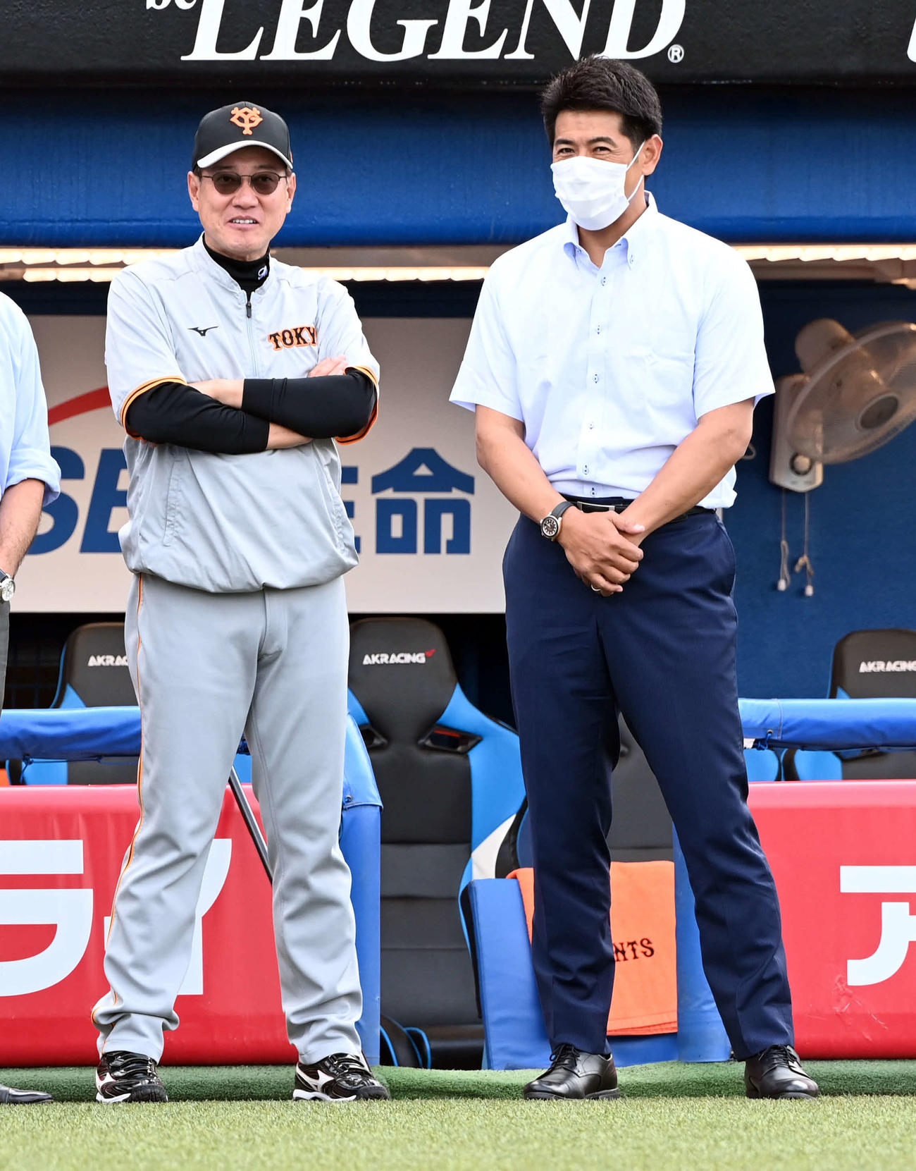 ヤクルト対巨人　あいさつに訪れた侍ジャパンの稲葉監督（右）と話をする巨人原監督（撮影・たえ見朱実）