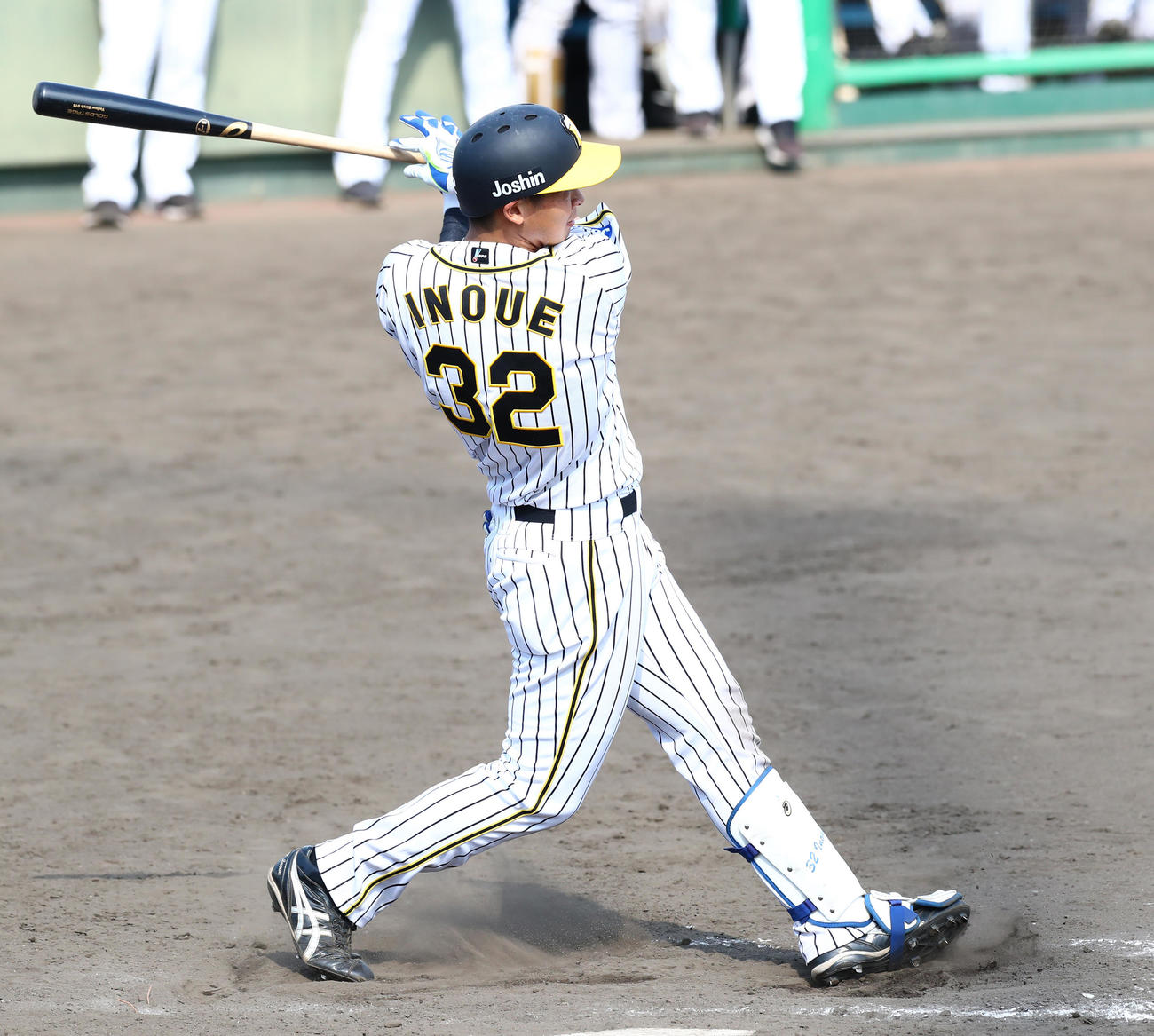 9回1死、阪神・井上広大は三塁ベースに直撃する内野安打を放つ