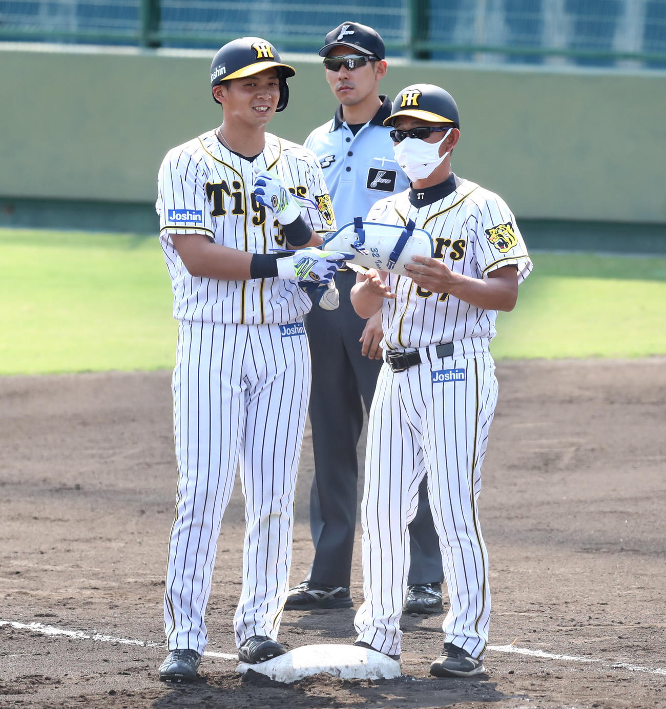 2軍中日戦で井上は右前適時打を放ち塁上で笑顔を見せる