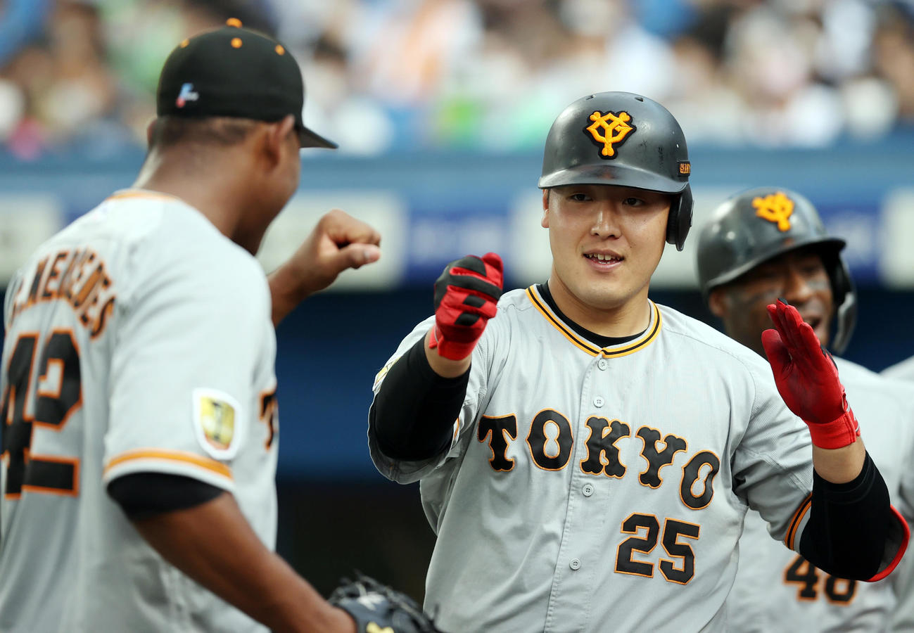 ヤクルト対巨人　3回表巨人1死一、二塁、3点本塁打を放ち、メルセデス（左）とタッチを交わす岡本和（撮影・狩俣裕三）