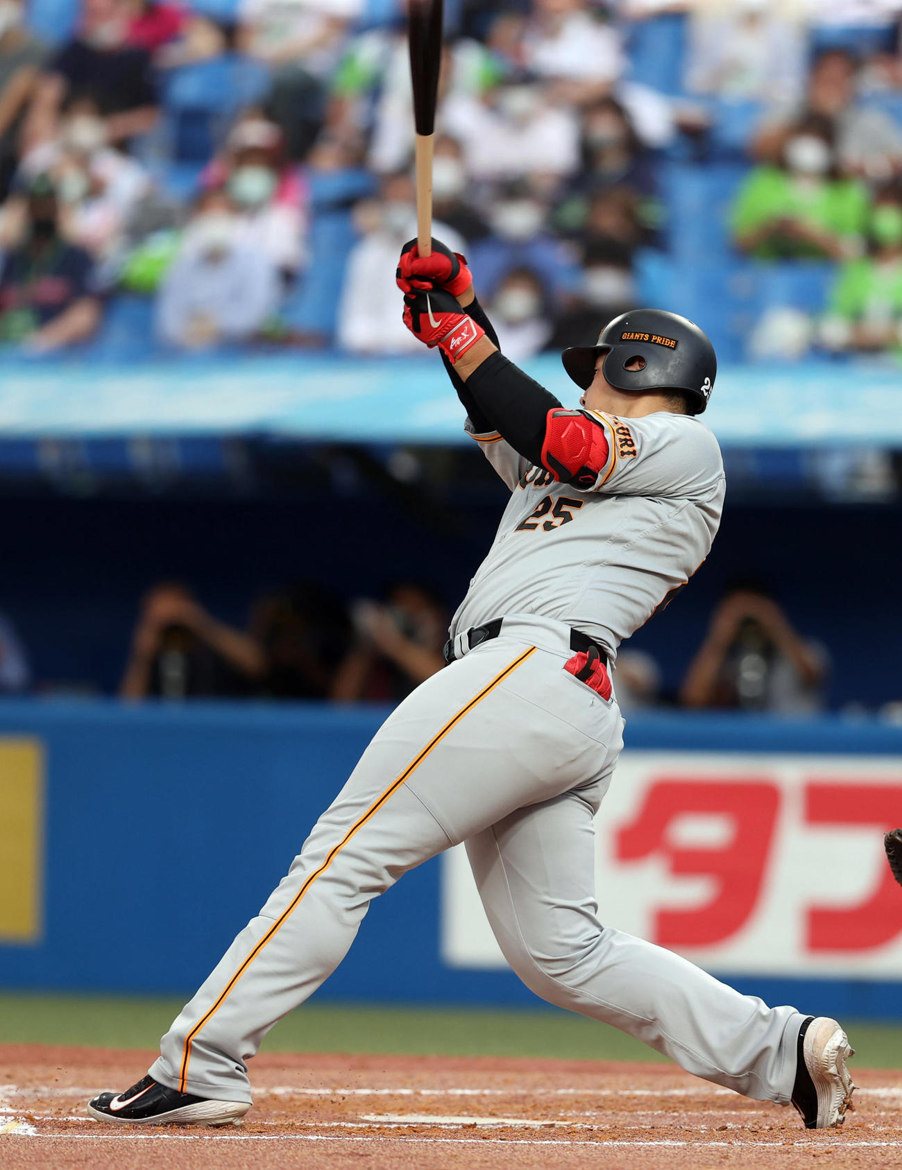 ヤクルト対巨人　3回表巨人1死一、二塁、3点本塁打を放つ岡本和（撮影・狩俣裕三）