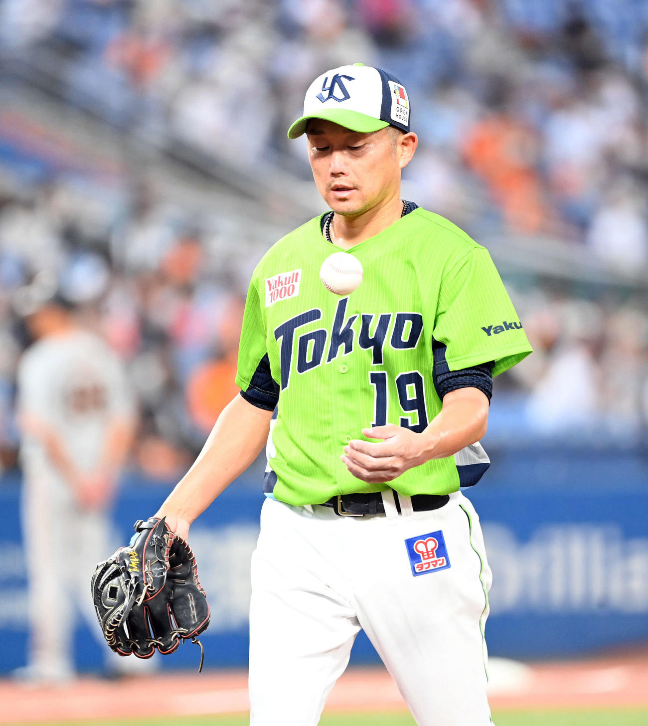 ヤクルト対巨人　5回表巨人2死一塁、マウンドを降りる石川（撮影・たえ見朱実）