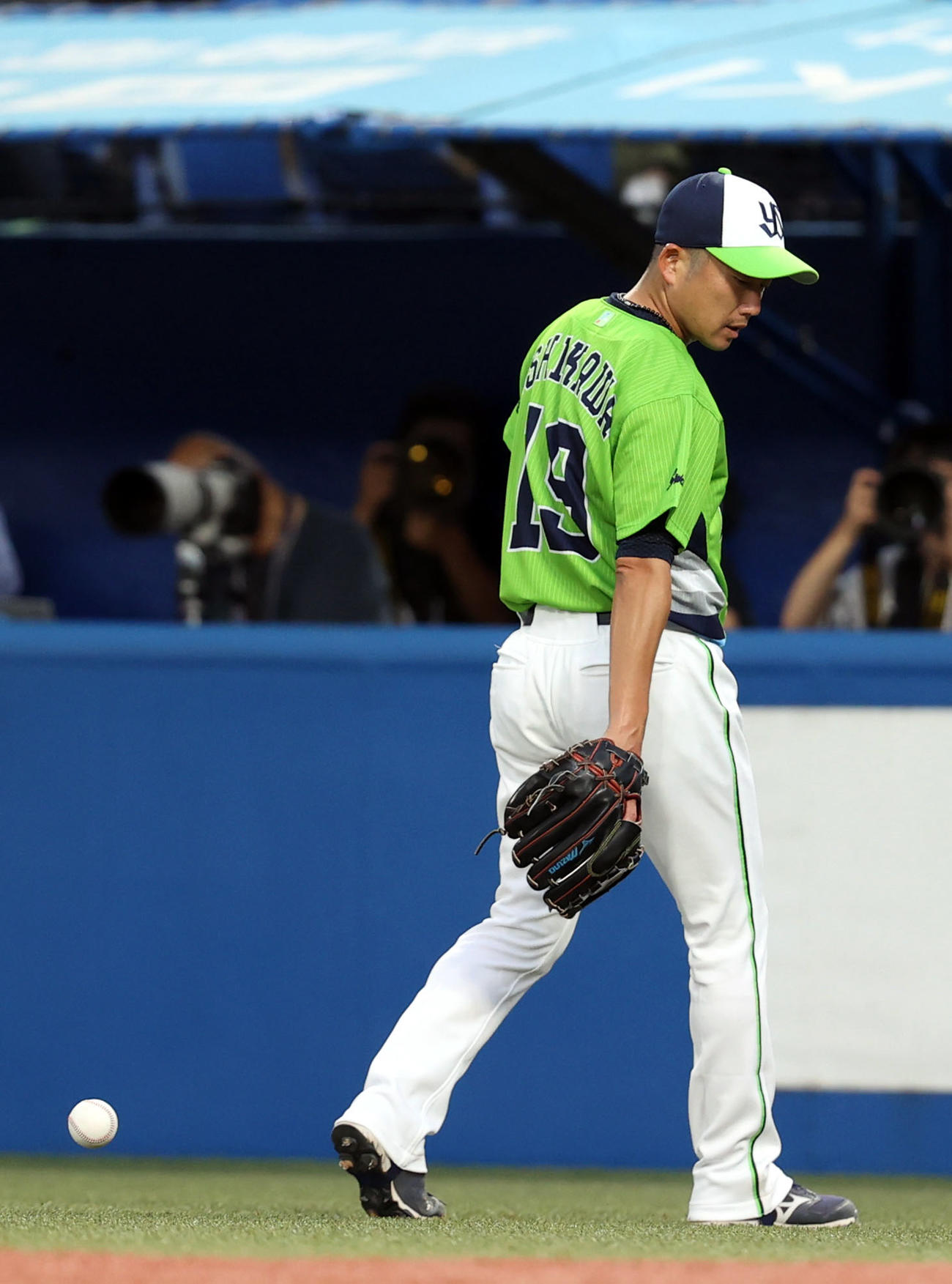 ヤクルト対巨人　5回表途中、降板を告げられ、ベンチに戻る際、ボール落としてしまう石川（撮影・狩俣裕三）