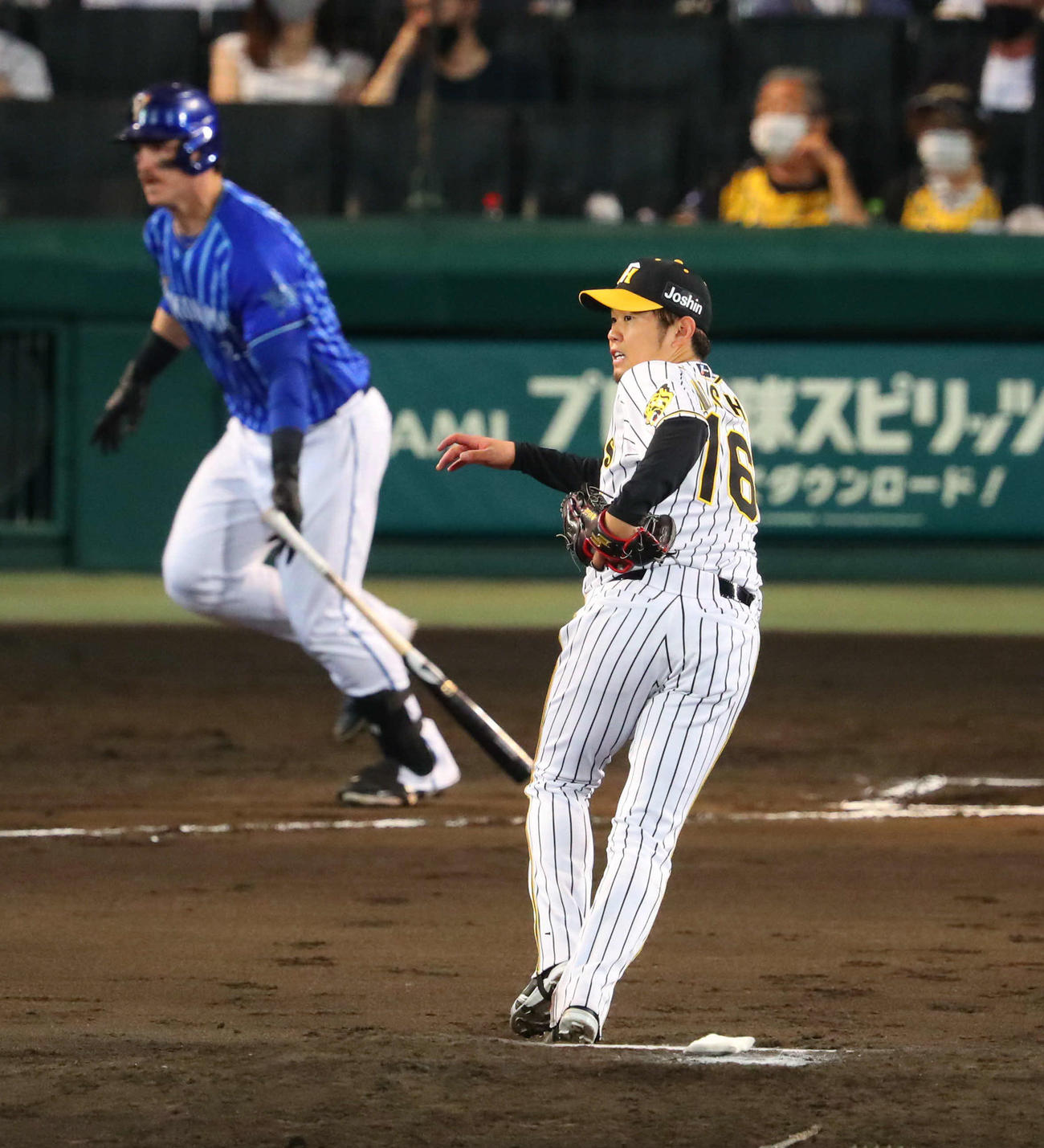 阪神対DeNA 6回表DeNA1死一、二塁、西勇はオースティンに右前適時打を浴びる（撮影・宮崎幸一）