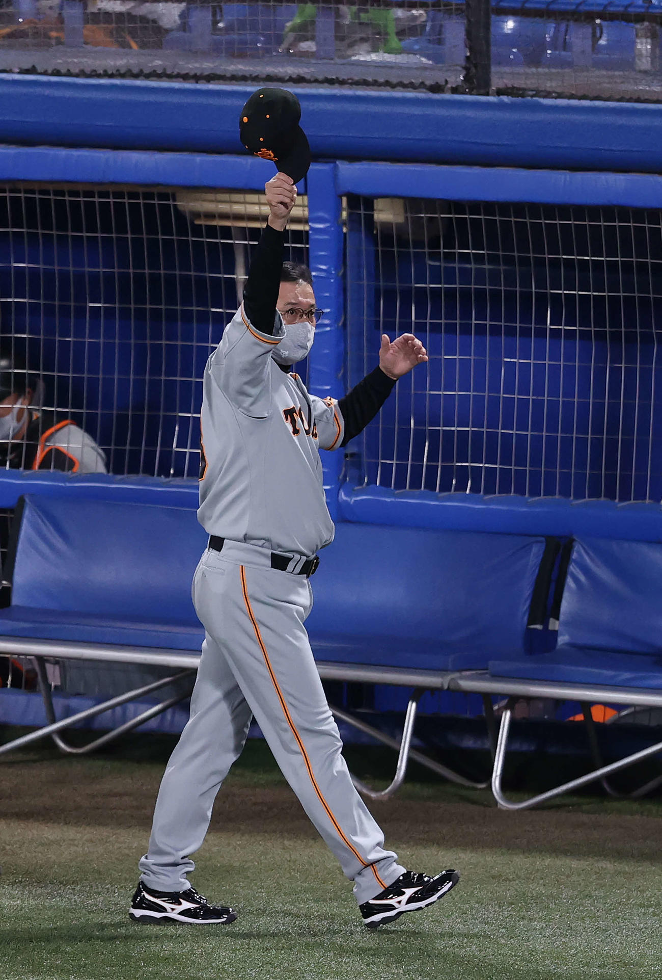 ヤクルト対巨人　ヤクルトを下し、左翼スタンドに帽子を振って引き揚げる原監督（撮影・河野匠）