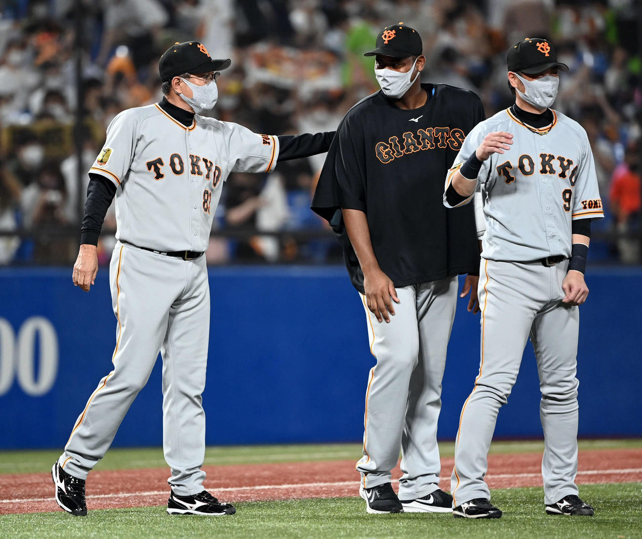 ヤクルト対巨人　ヤクルトに快勝しメルセデス（右）を労う巨人原監督（撮影・たえ見朱実）
