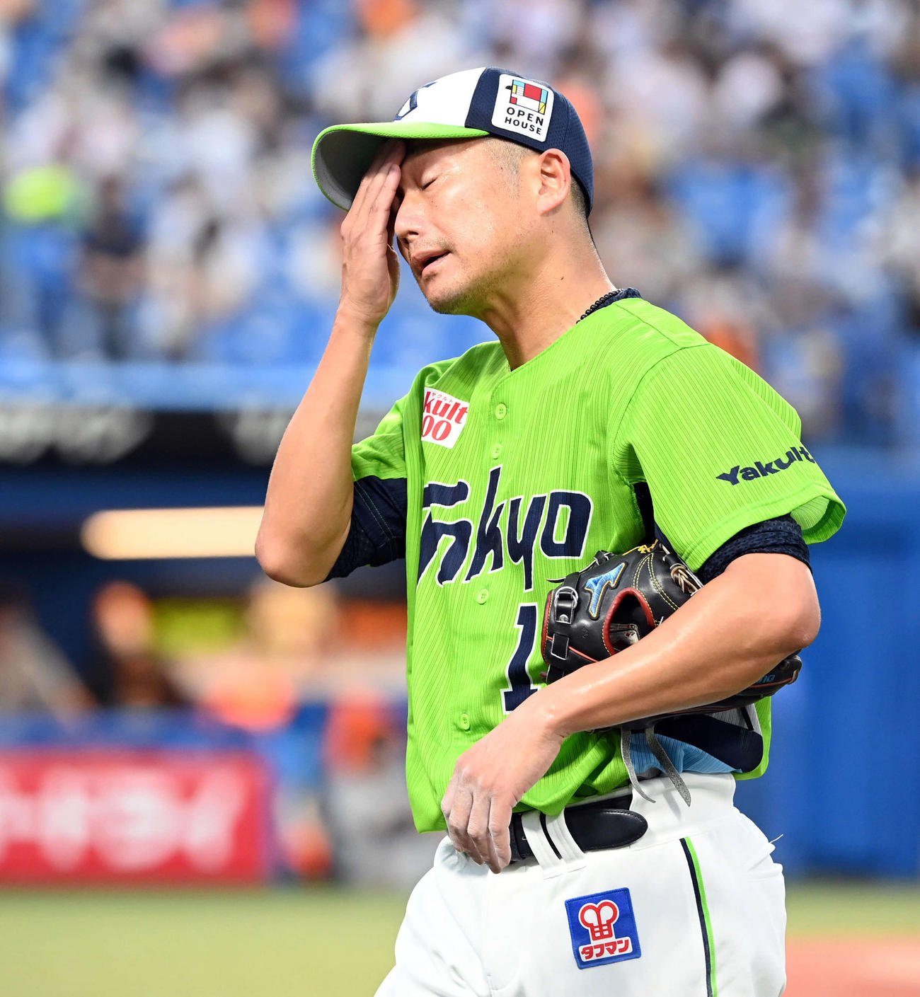 ヤクルト対巨人　5回表巨人2死一塁、マウンドを降りる石川（撮影・たえ見朱実）