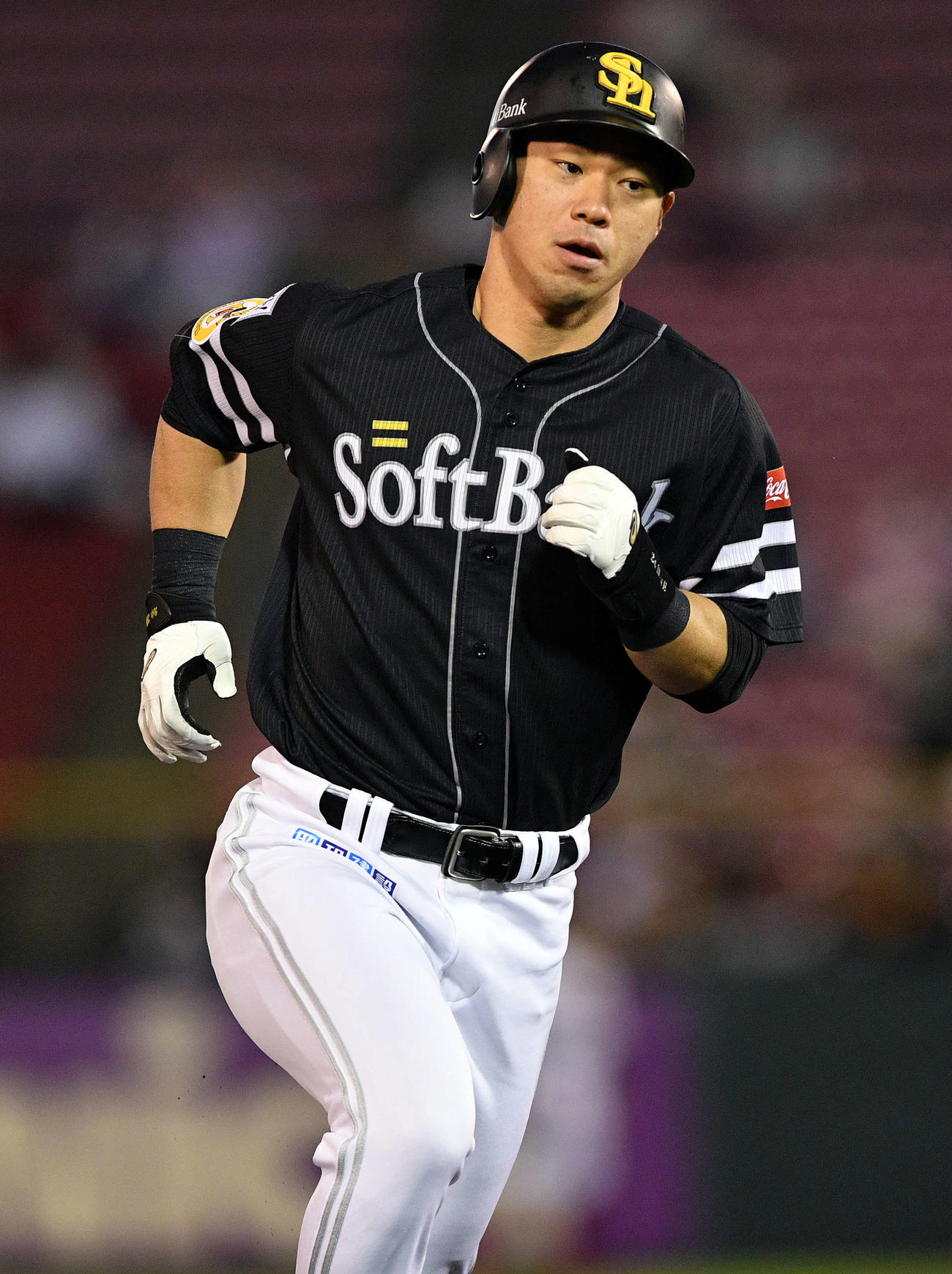 楽天対ソフトバンク　5回表ソフトバンク1死、左越えソロ本塁打を放った長谷川はベースを回る（撮影・滝沢徹郎）