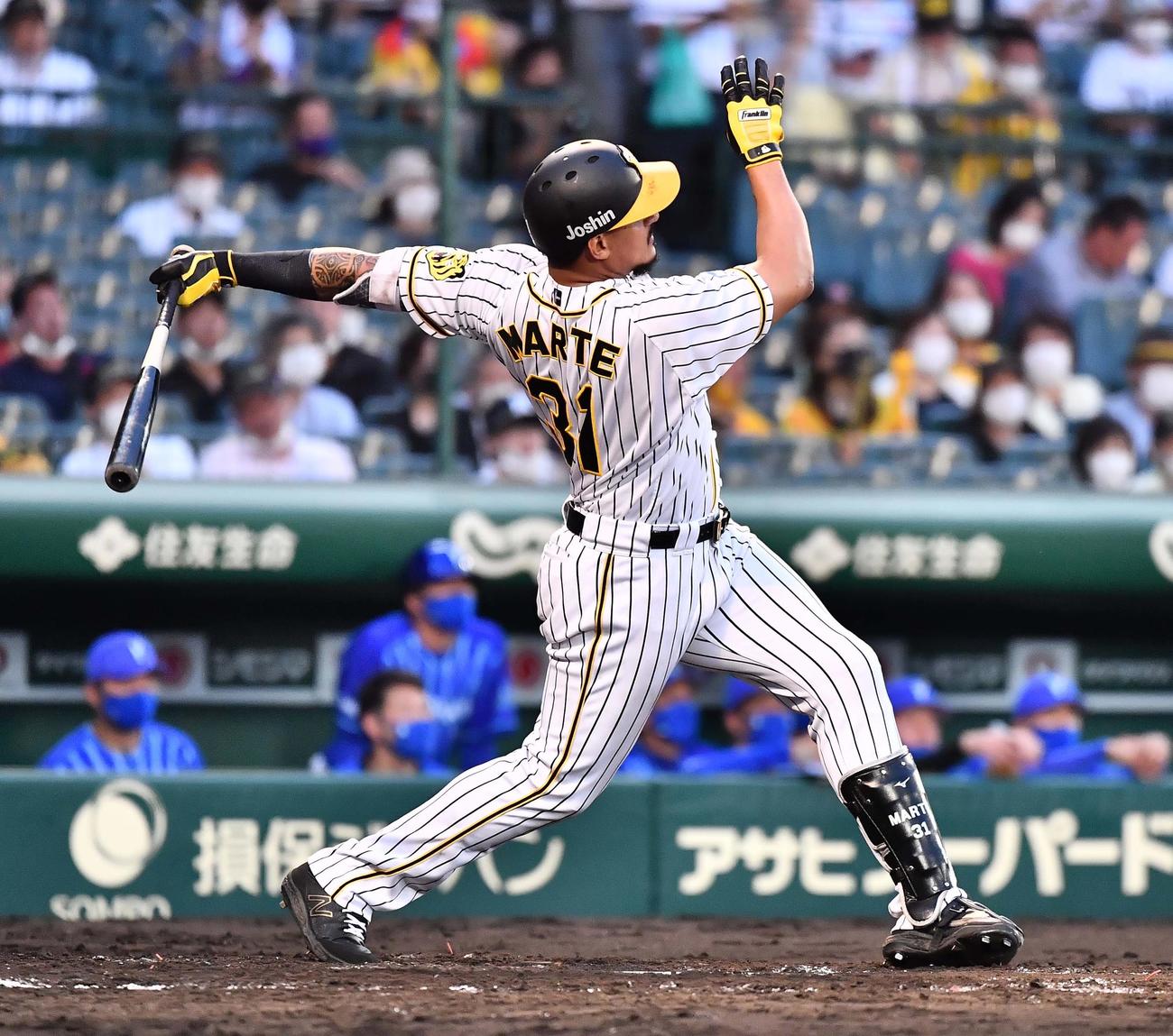 阪神対DeNA 4回裏阪神2死、左前安打を放つマルテ（撮影・上田博志）