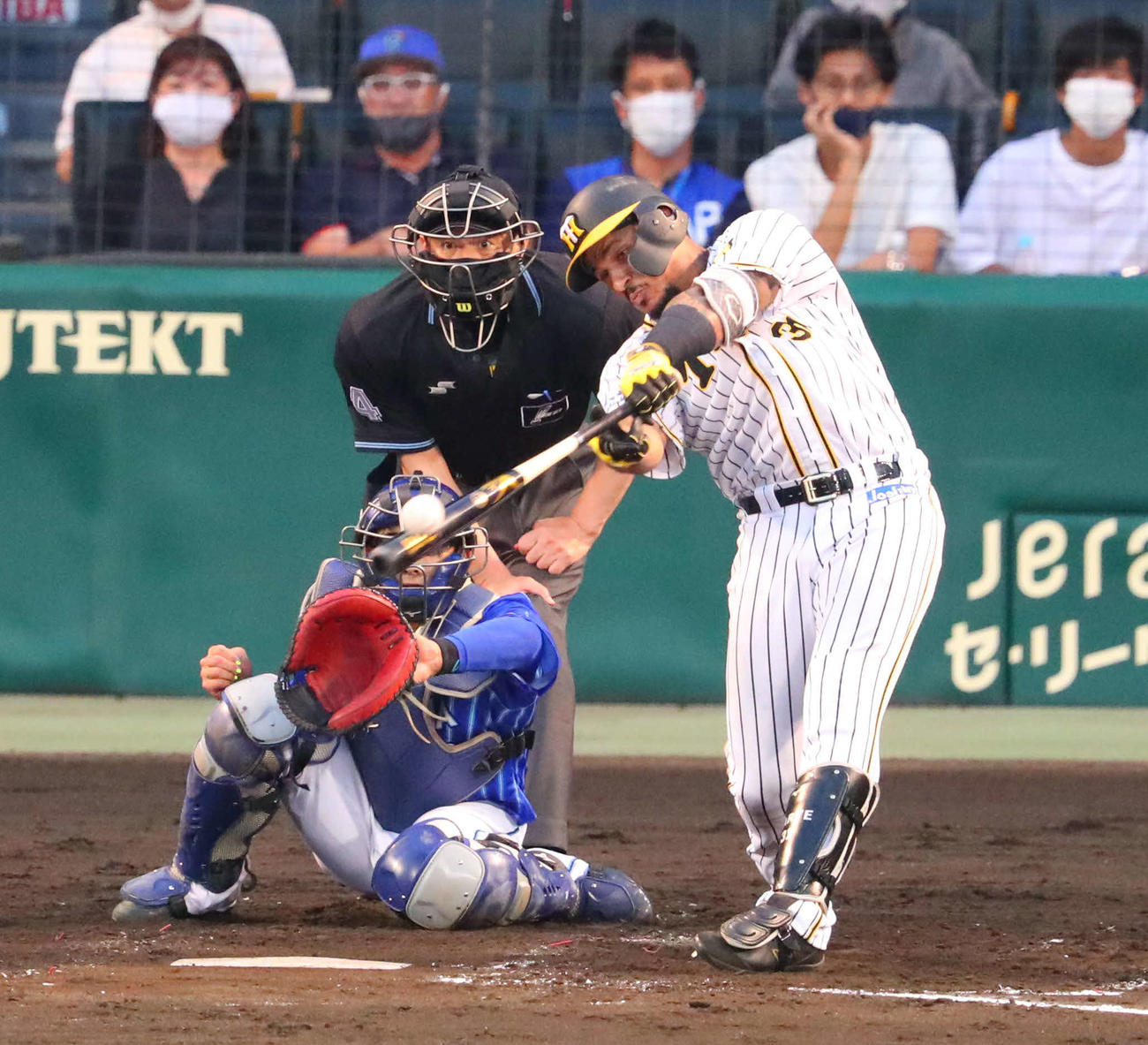 阪神対DeNA 4回裏阪神2死、マルテは左前打を放つ（撮影・宮崎幸一）