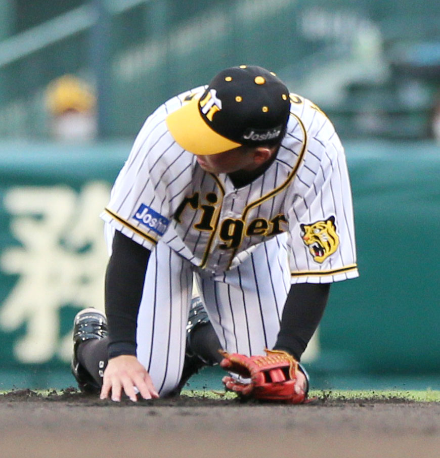 阪神対DeNA 1回表DeNA無死、二塁手糸原は桑原の打球を後逸する（撮影・上山淳一）