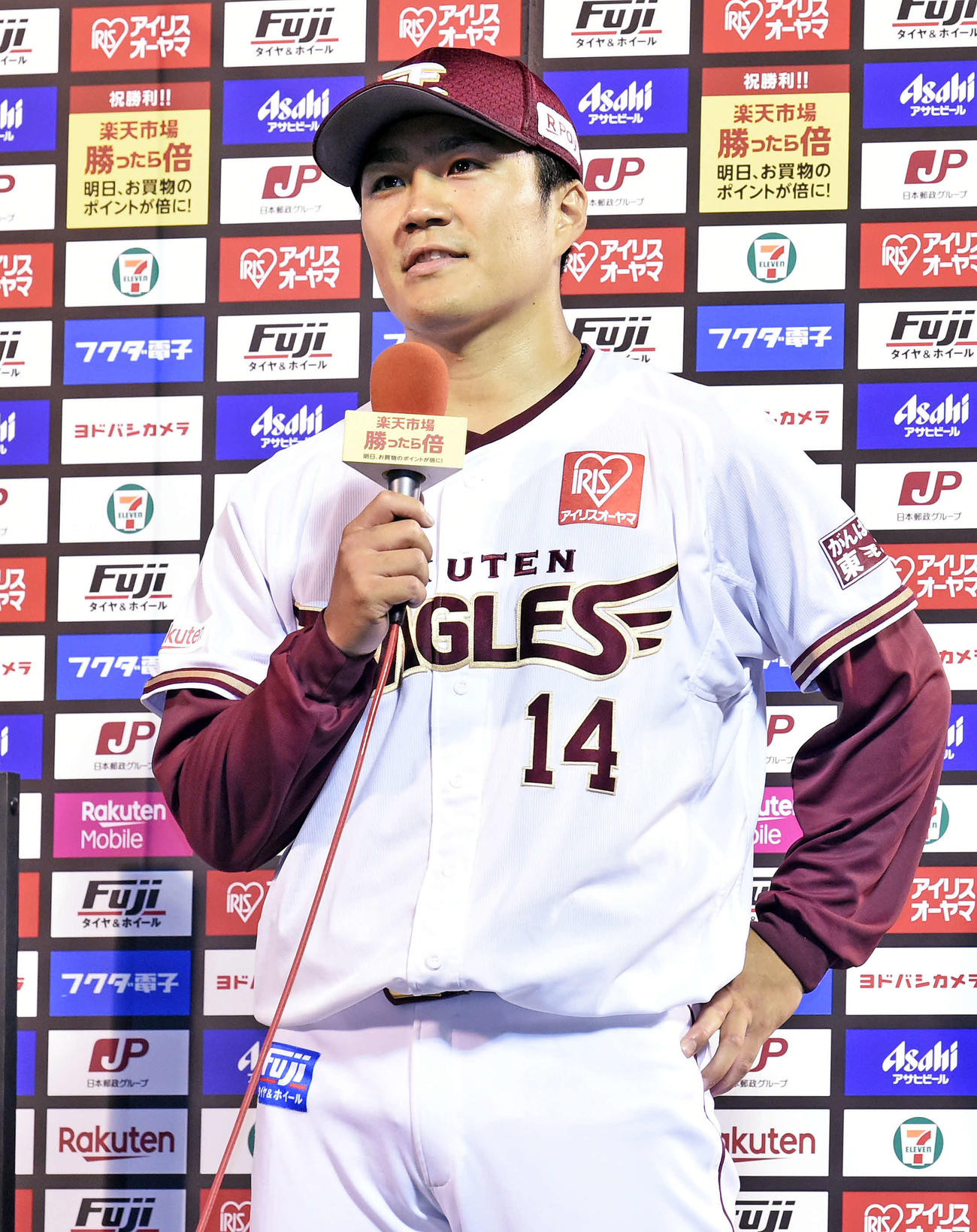 楽天対ソフトバンク　完投勝利しヒーローインタビューに応じる楽天則本昂（撮影・滝沢徹郎）