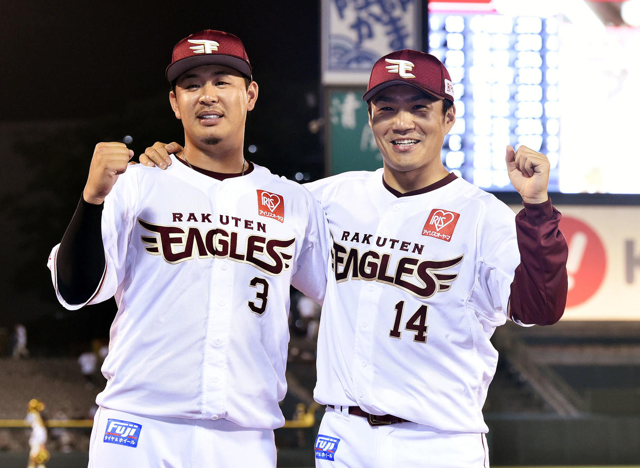 楽天対ソフトバンク　ヒーローインタビューを終えポーズを決める楽天浅村（左）と則本昂（撮影・滝沢徹郎）