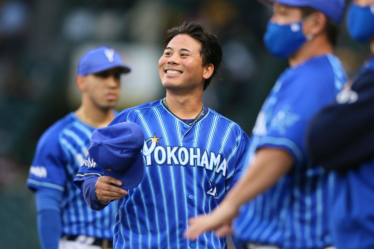 阪神対DeNA DeNA浜口3回を投げ終えベンチ前で笑顔を見せる（撮影・上山淳一）