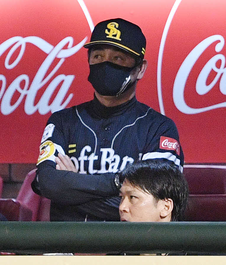 楽天対ソフトバンク　9回、ベンチで厳しい表情のソフトバンク工藤監督（奥）（撮影・滝沢徹郎）