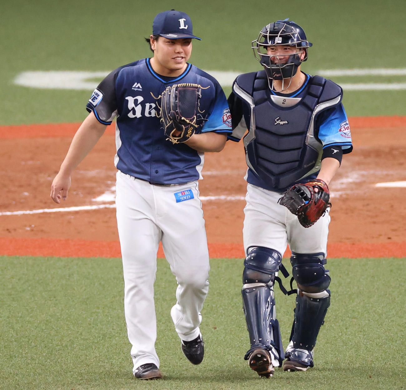 オリックス対西武　9回、最後を無失点で締め捕手岡田（右）と笑顔で話す平良（撮影・清水貴仁）