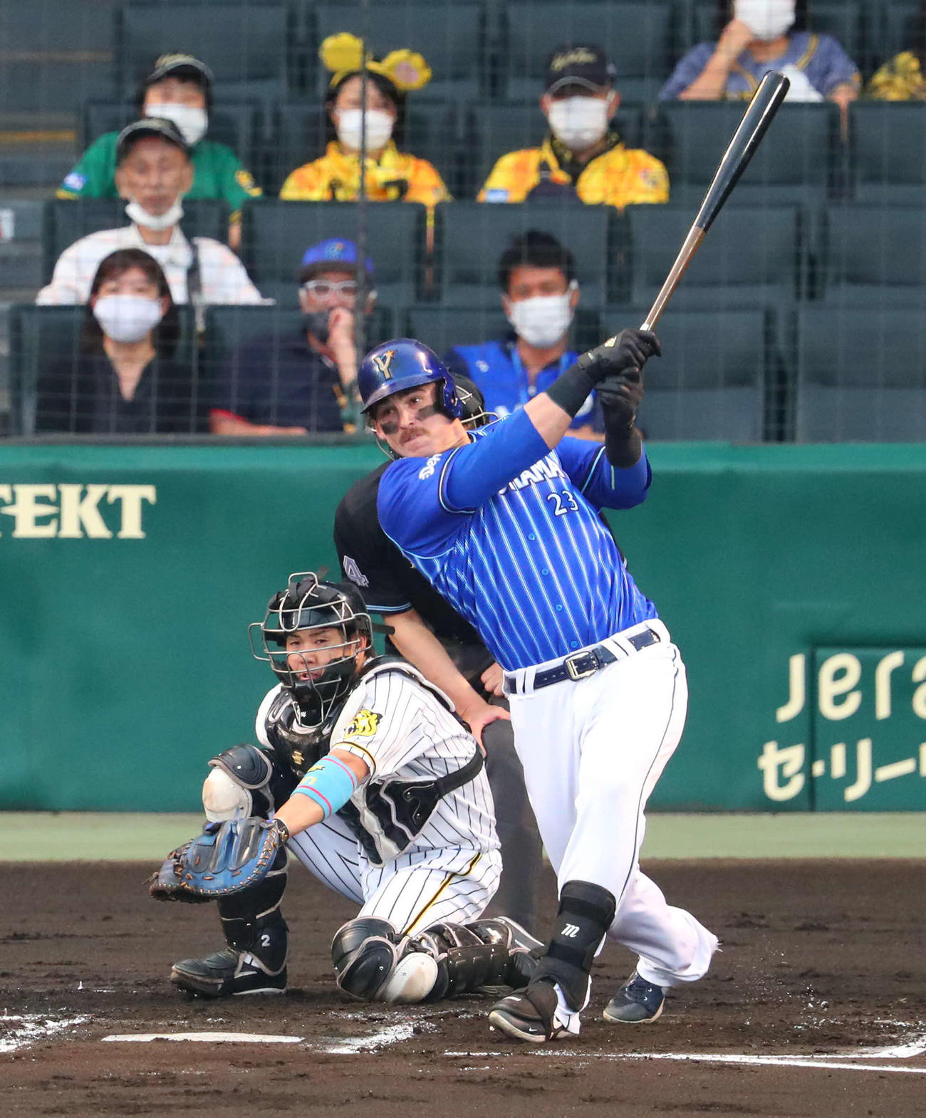 阪神対DeNA 1回表DeNA2死三塁、オースティンは右越え先制2点本塁打を放つ（撮影・宮崎幸一）