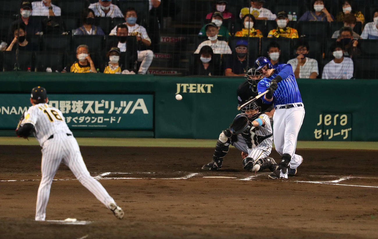 阪神対DeNA 6回表DeNA1死一、二塁、オースティンは右前適時打を放つ（撮影・宮崎幸一）