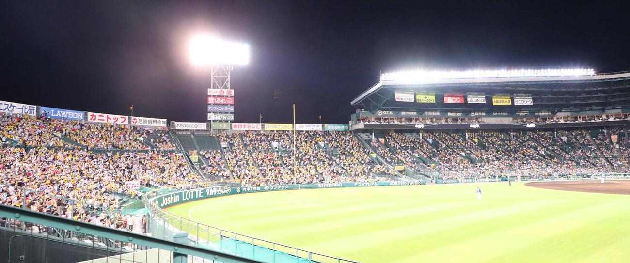 阪神対DeNA 15000人を超えた甲子園球場（撮影・宮崎幸一）