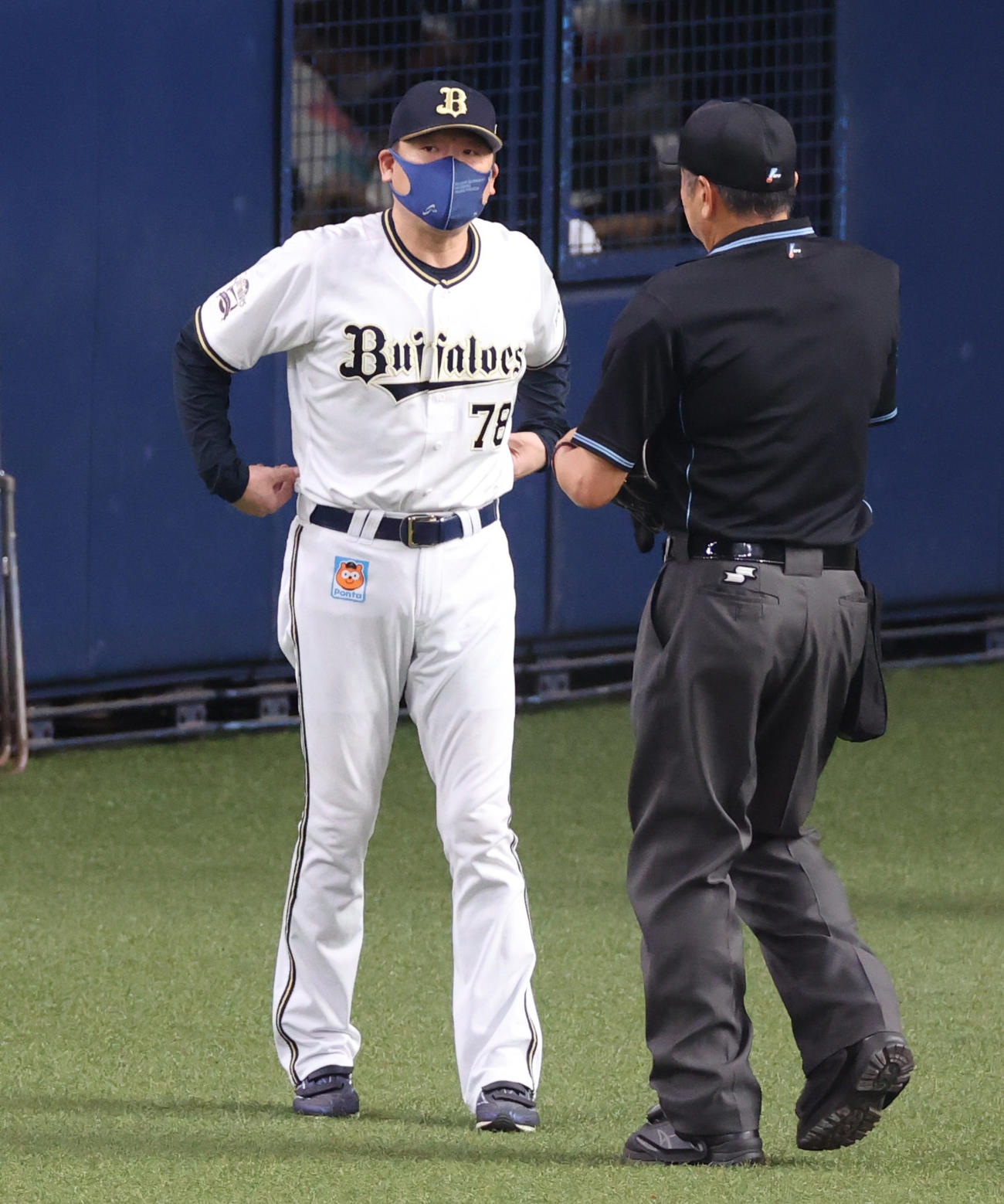 オリックス対西武　8回表、投手交代を告げる中嶋監督（撮影・清水貴仁）