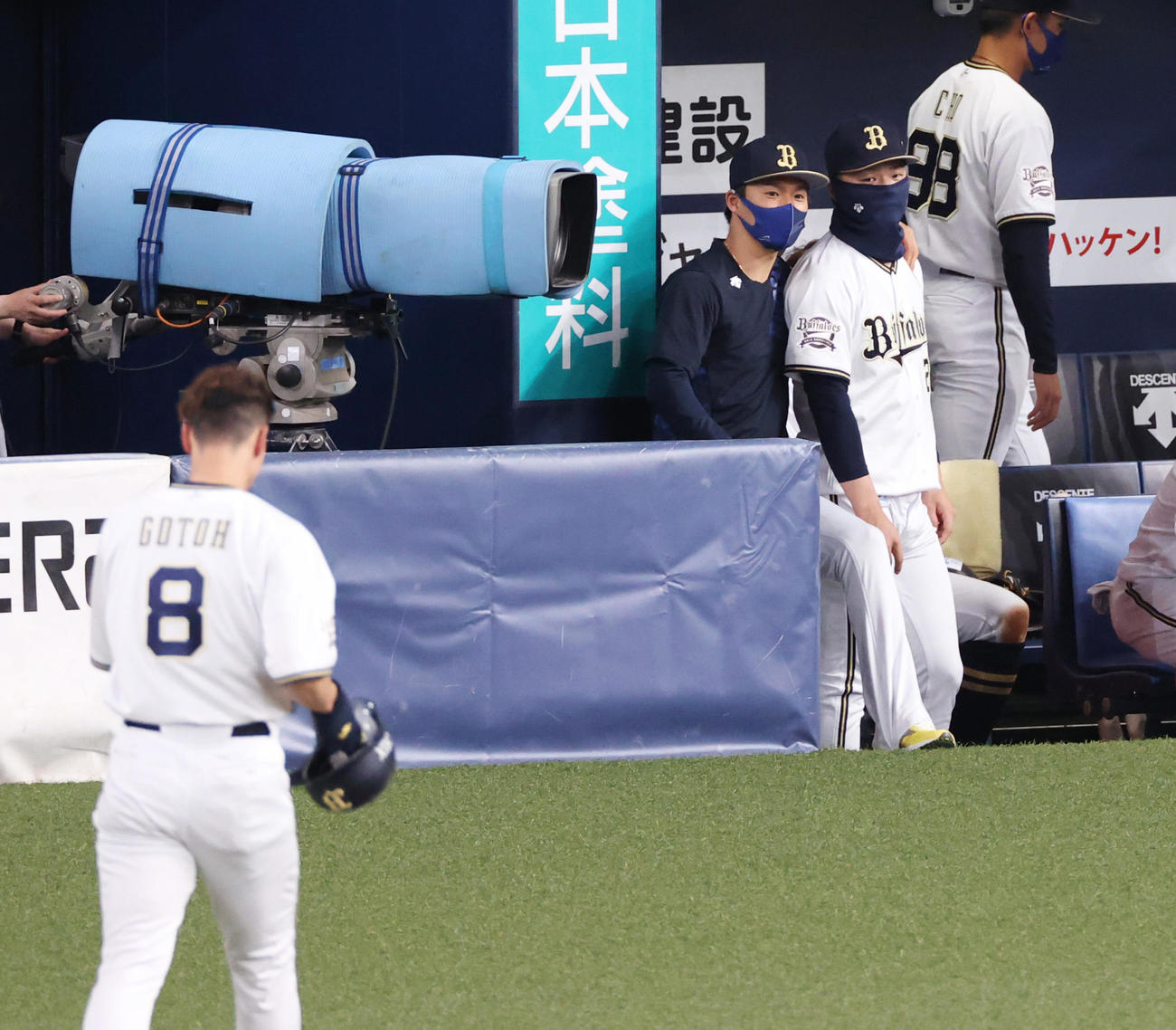 オリックス対西武　逆転負けにがっくりする山本（中央）らオリックスナイン（撮影・清水貴仁）