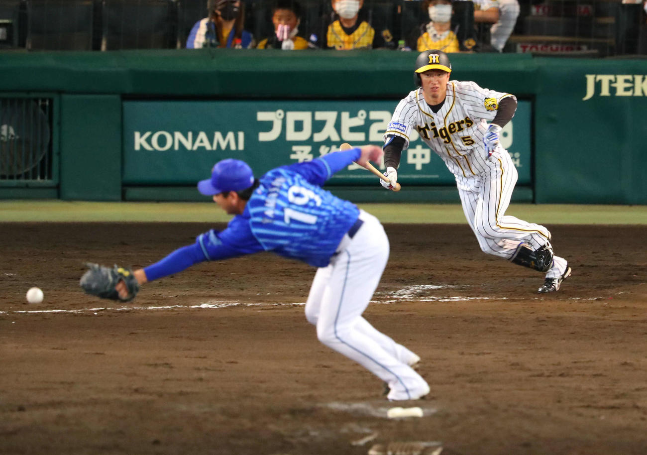 阪神対DeNA 8回裏阪神1死一塁、近本は中前打を放つ（（撮影・宮崎幸一）