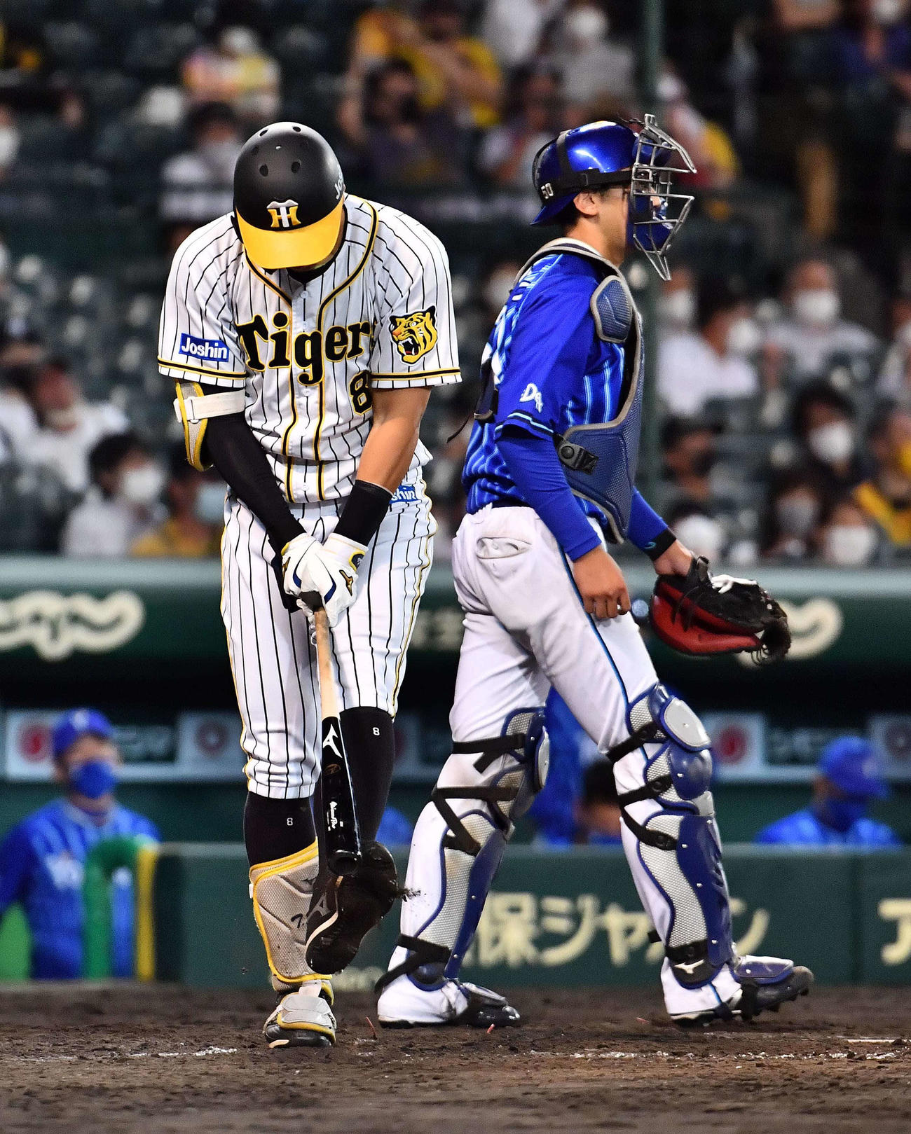 阪神対DeNA 9回裏阪神1死三塁、三振に倒れスパイクをバットで叩いて悔しがる佐藤輝（撮影・上田博志）