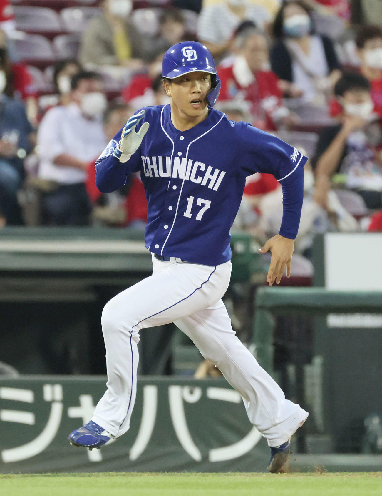 広島対中日　5回表中日2死一、二塁、三ツ俣の勝ち越しの右2点三塁打で生還する柳（撮影・加藤孝規）