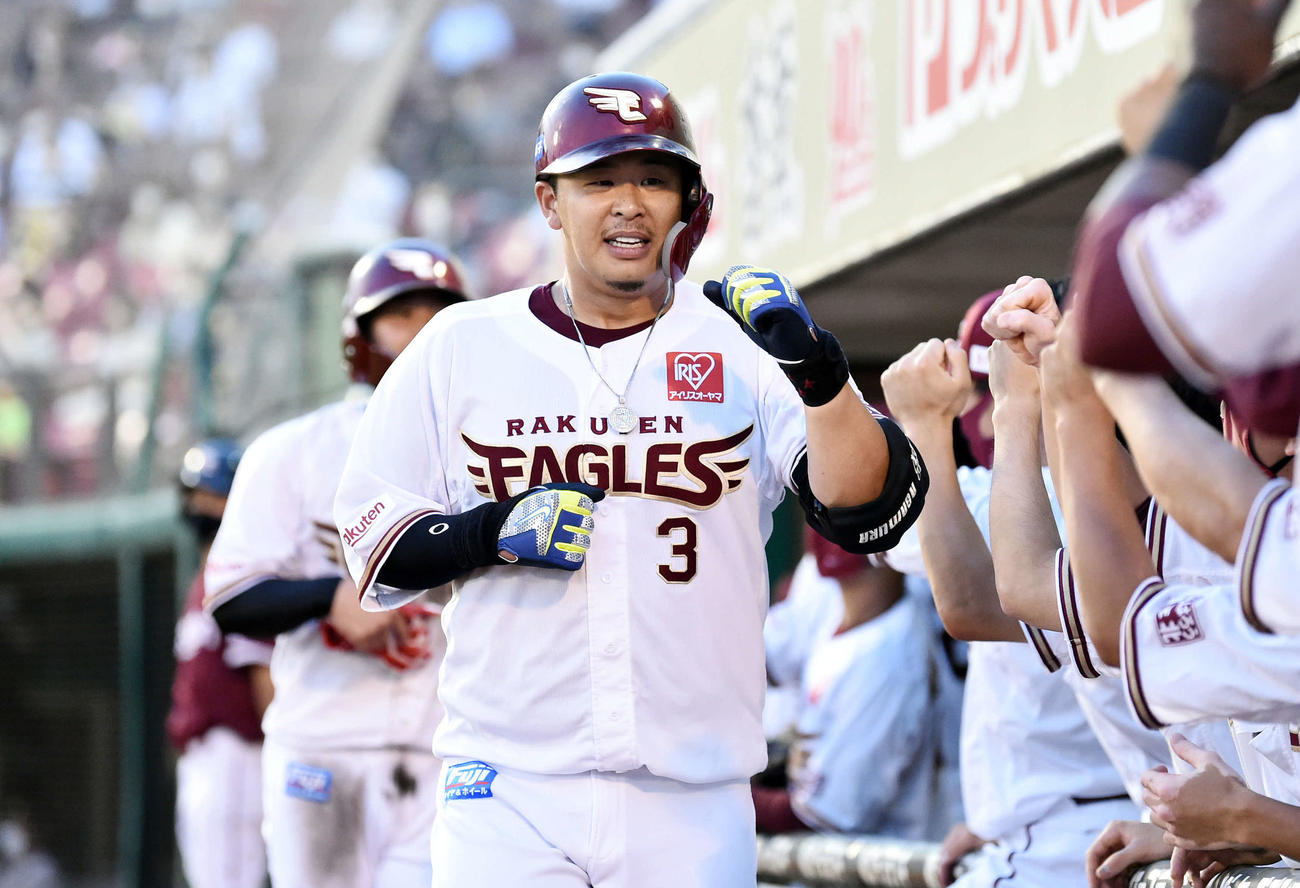 楽天対ソフトバンク　3回裏楽天無死三塁、左中間へ先制の2点本塁打を放った浅村は生還しナインとタッチを交わす（撮影・滝沢徹郎）