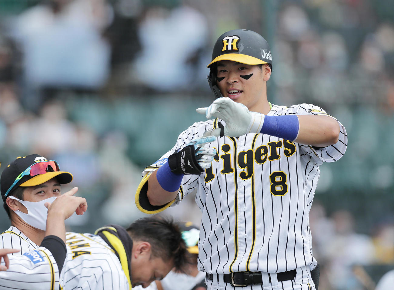 佐藤輝明は左越え本塁打を放ちZポーズ（2021年6月20日撮影）
