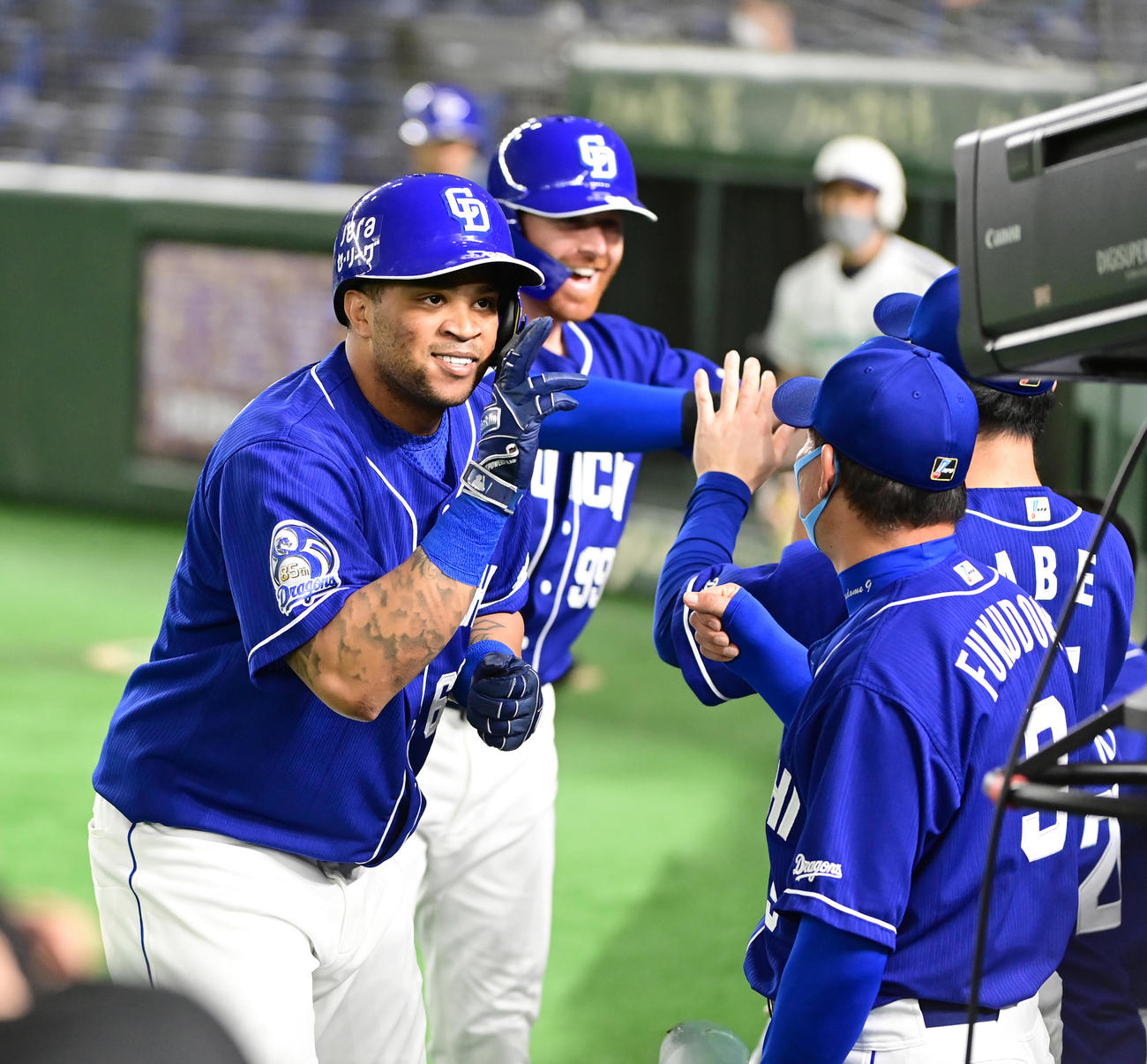 2点本塁打を放ちテレビカメラに向かってポーズを決めるビシエド（2021年5月1日撮影）