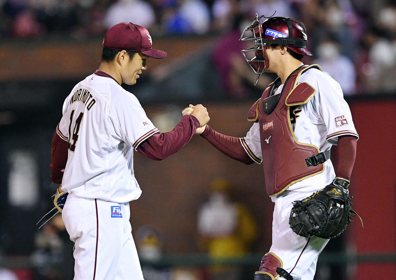 楽天対ソフトバンク　完投勝利した楽天則本昂（左）は太田と握手を交わす（撮影・滝沢徹郎）