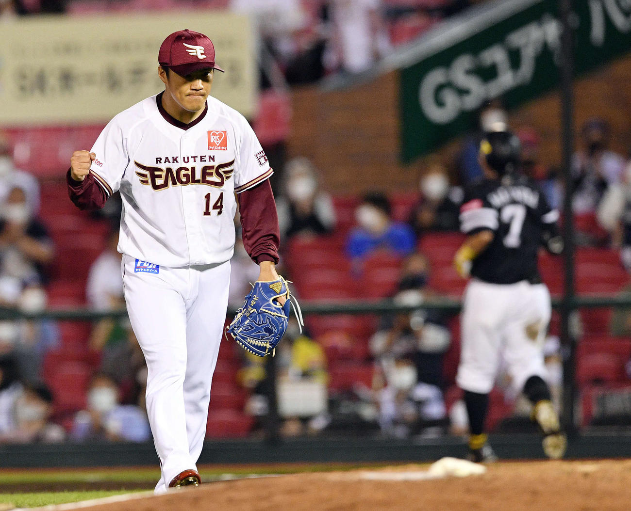 楽天対ソフトバンク　6回表ソフトバンク1死一塁、中村晃（奥）を併殺打に仕留め拳を握る則本昂（撮影・滝沢徹郎）