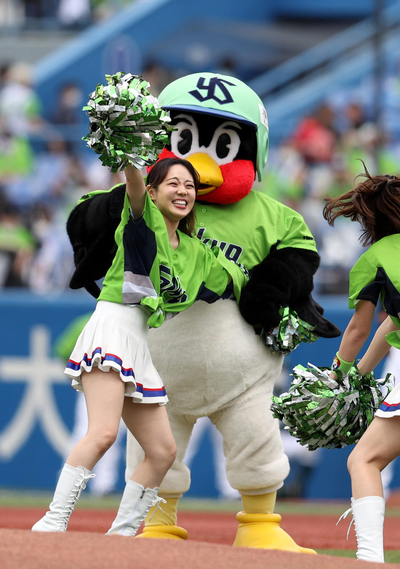 ヤクルト対巨人　試合前、Passionのメンバーにちょっかいを出すつば九郎（撮影・狩俣裕三）