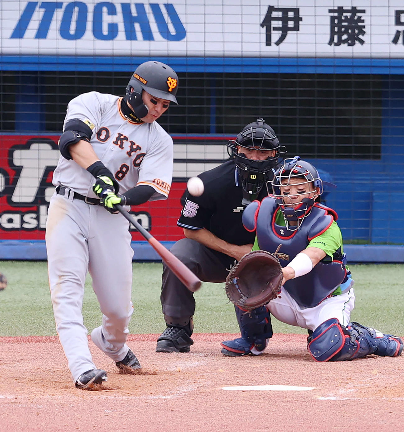 ヤクルト対巨人　5回表巨人1死一、三塁、中犠飛を放つ丸（撮影・河野匠）