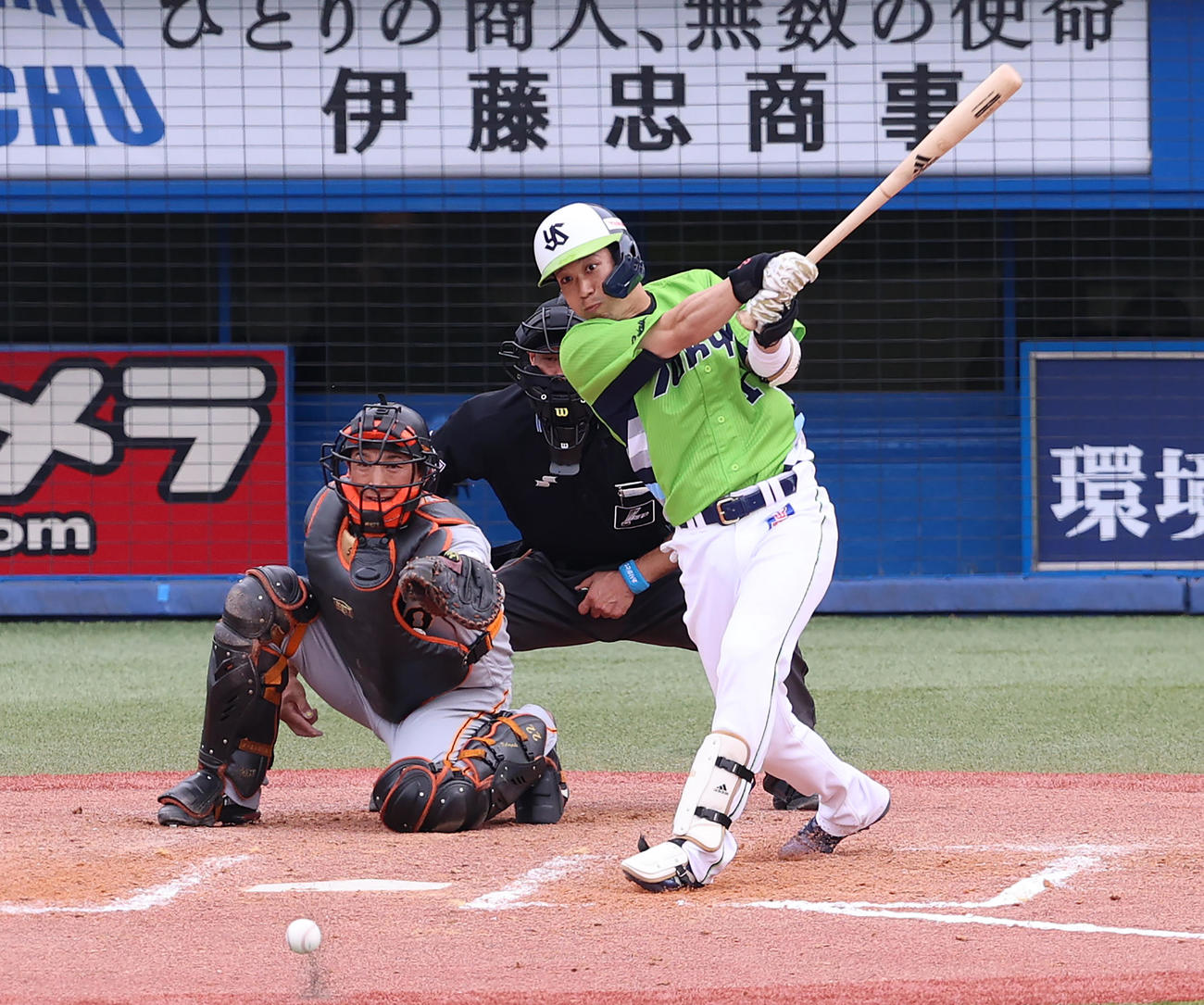 ヤクルト対巨人　7回裏ヤクルト2死満塁、適時内野安打を放つ山田（撮影・河野匠）
