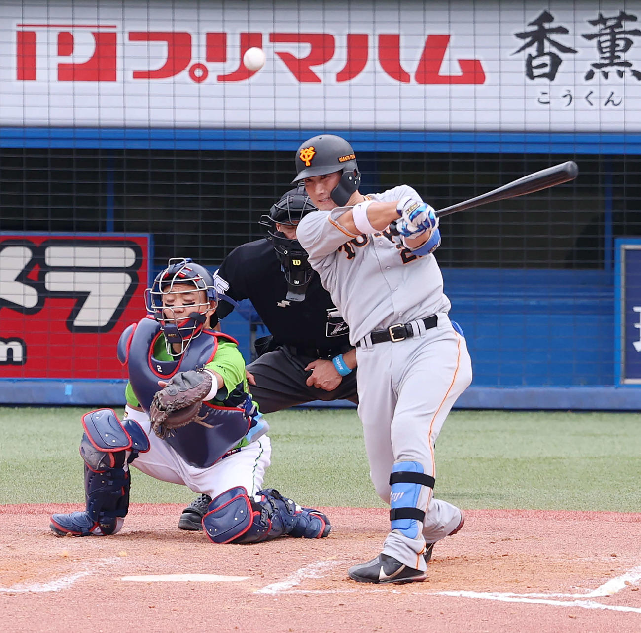 ヤクルト対巨人　8回表巨人2死一、三塁、適時打を放つ小林（撮影・河野匠）