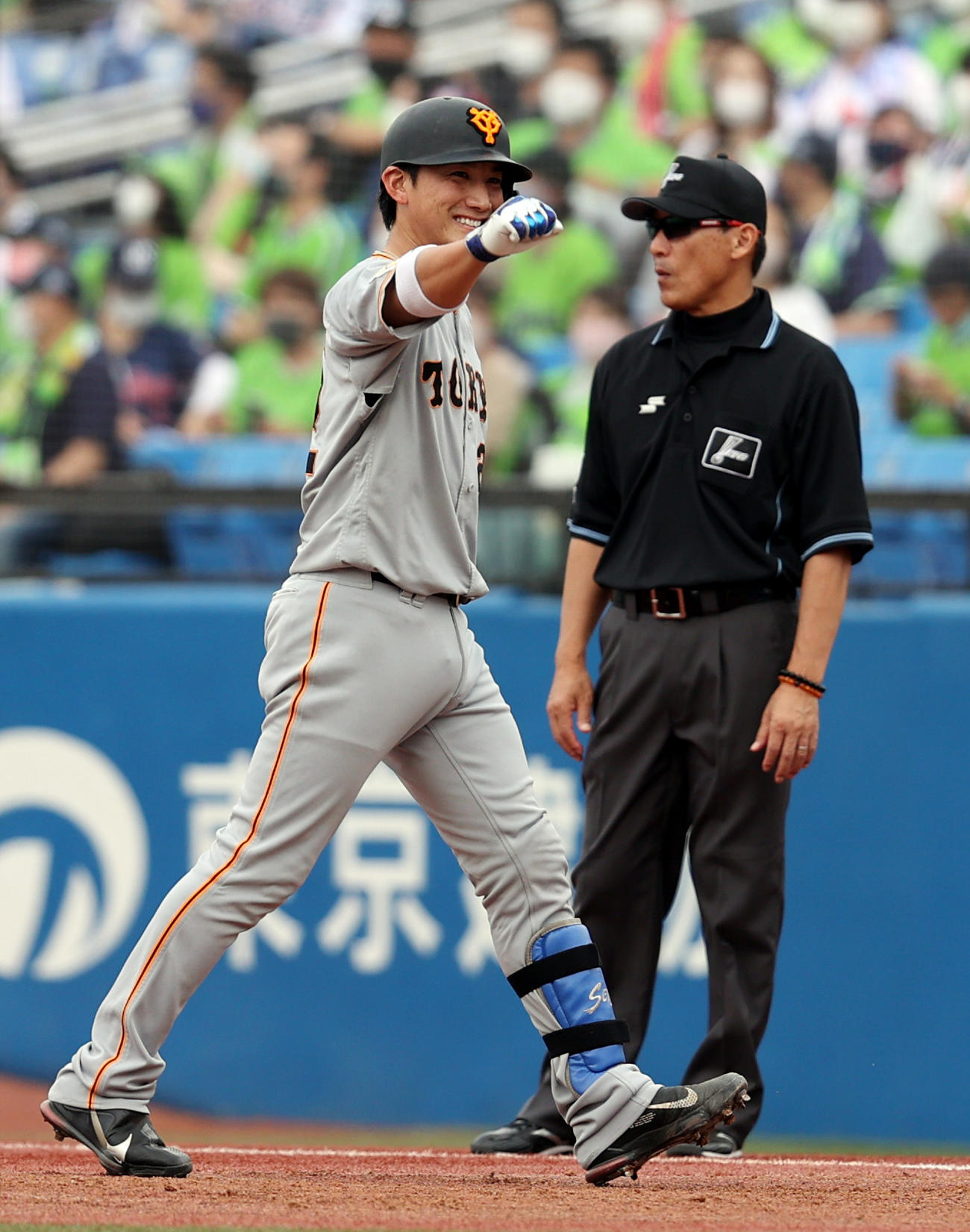ヤクルト対巨人　8回表巨人2死一、三塁、適時打を放ち、笑顔を見せる小林（撮影・狩俣裕三）