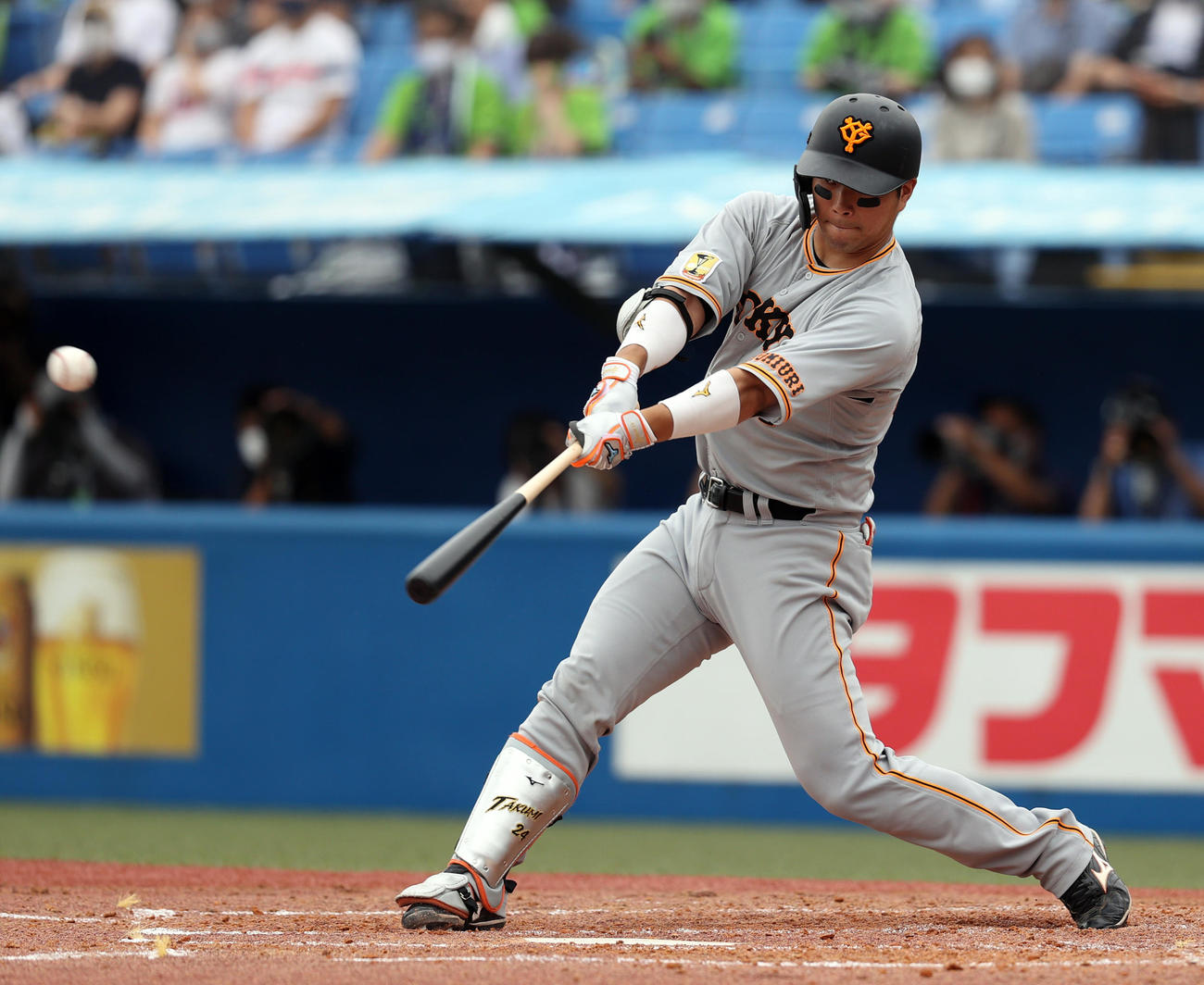 ヤクルト対巨人　2回表巨人無死二、三塁、2点適時二塁打を放つ大城（撮影・狩俣裕三）