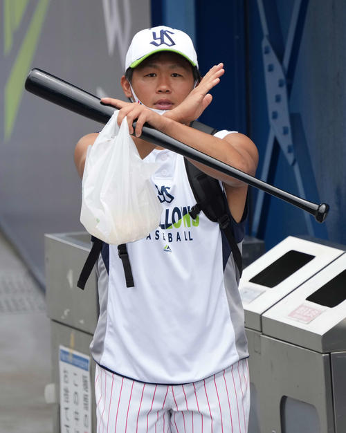 ヤクルト対巨人　試合前、スタンドに登場したヤクルト田口はカメラマンに向かって×ポーズを見せる（撮影・河野匠）