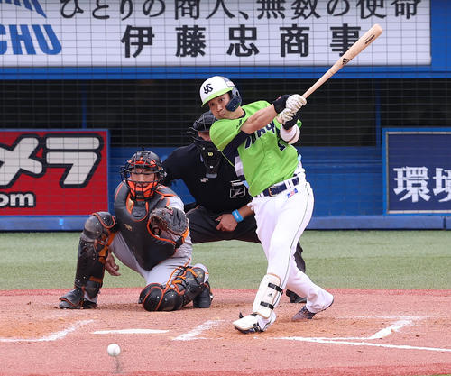 ヤクルト対巨人　7回裏ヤクルト2死満塁、適時内野安打を放つ山田（撮影・河野匠）